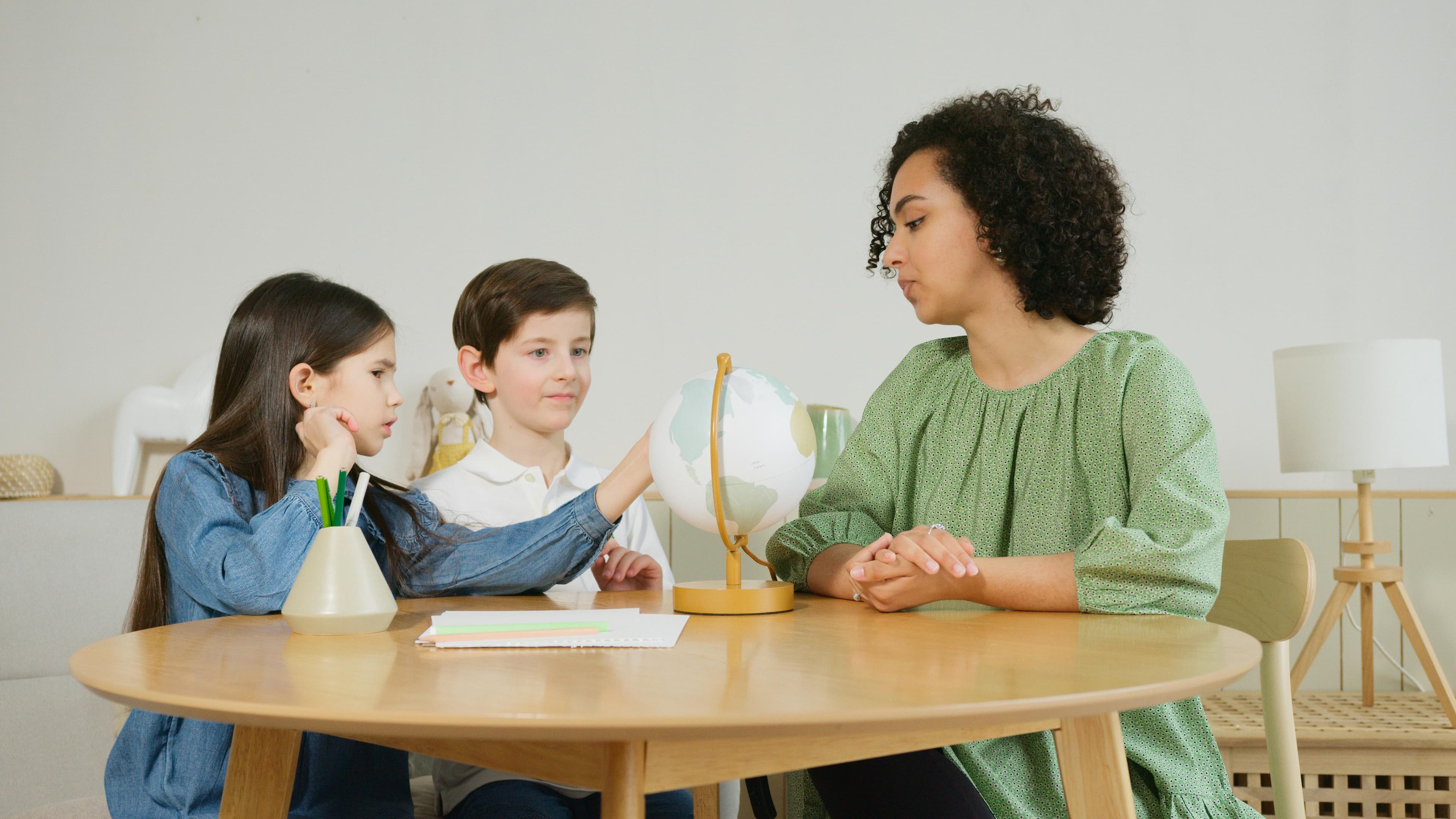Tutor teaching students